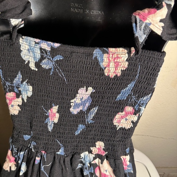 143. Floral short sleeve Jumpsuit/romper - Picture 4 of 8